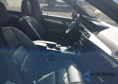 2013 Mercedes-Benz C 300 Sport 4Matic z USA, uszkodzony, nr VIN WDDGF8AB8DA834440